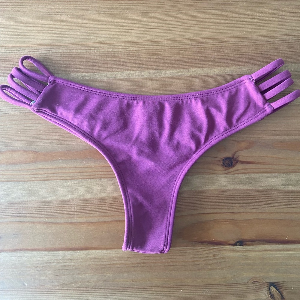 Midori bikini bottoms in sangria 👙